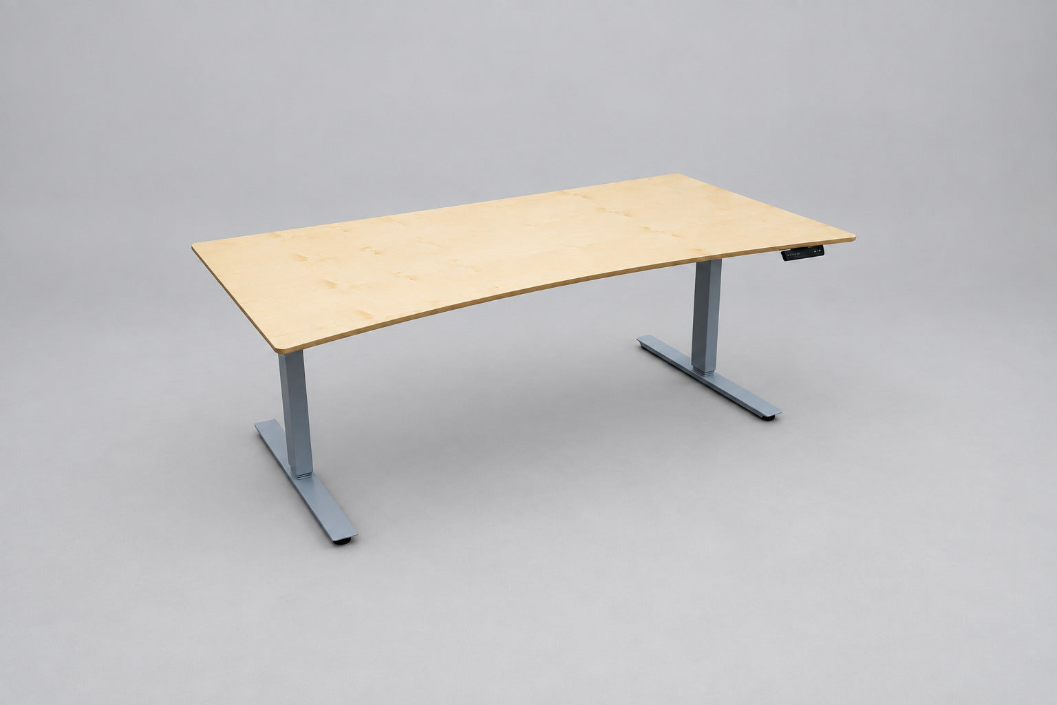 Dencon hæve-sænkebord 180x90 cm i ahornfinér med bred mavebue og gråt LINAK stel – skrå vinkel